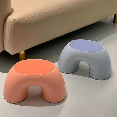 Moderner minimalistischer Kinderhocker in Regenbogenform aus PP-Kunststoff für das Wohnzimmer 