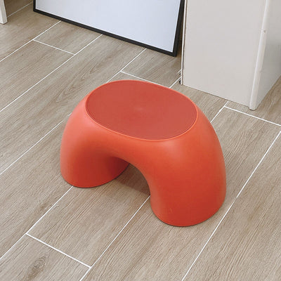 Moderner minimalistischer Kinderhocker in Regenbogenform aus PP-Kunststoff für das Wohnzimmer 