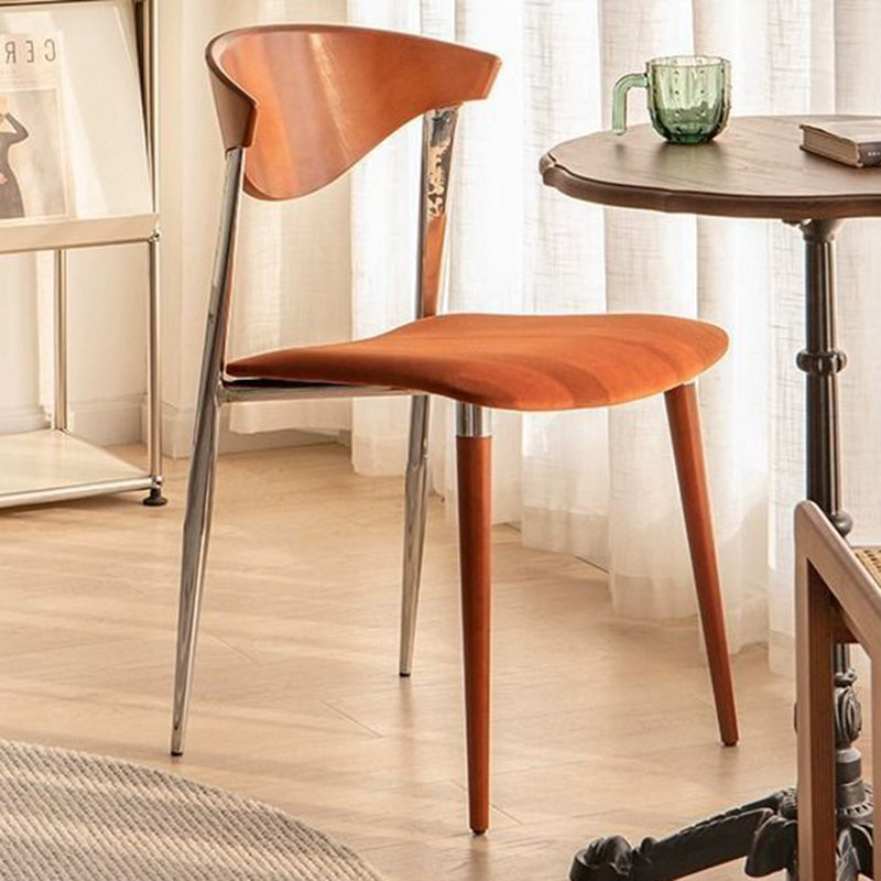 Zeitgenössischer skandinavischer quadratischer gebogener Bogen Samt Eisen Holz Esszimmerstuhl Rückenlehne ohne Armlehnen für Esszimmer 