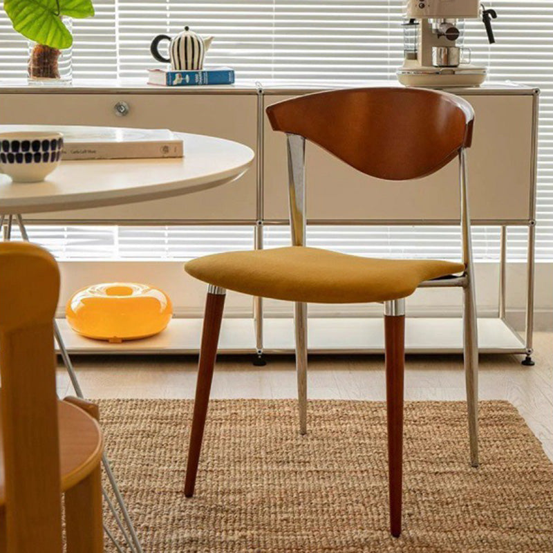 Zeitgenössischer skandinavischer quadratischer gebogener Bogen Samt Eisen Holz Esszimmerstuhl Rückenlehne ohne Armlehnen für Esszimmer 