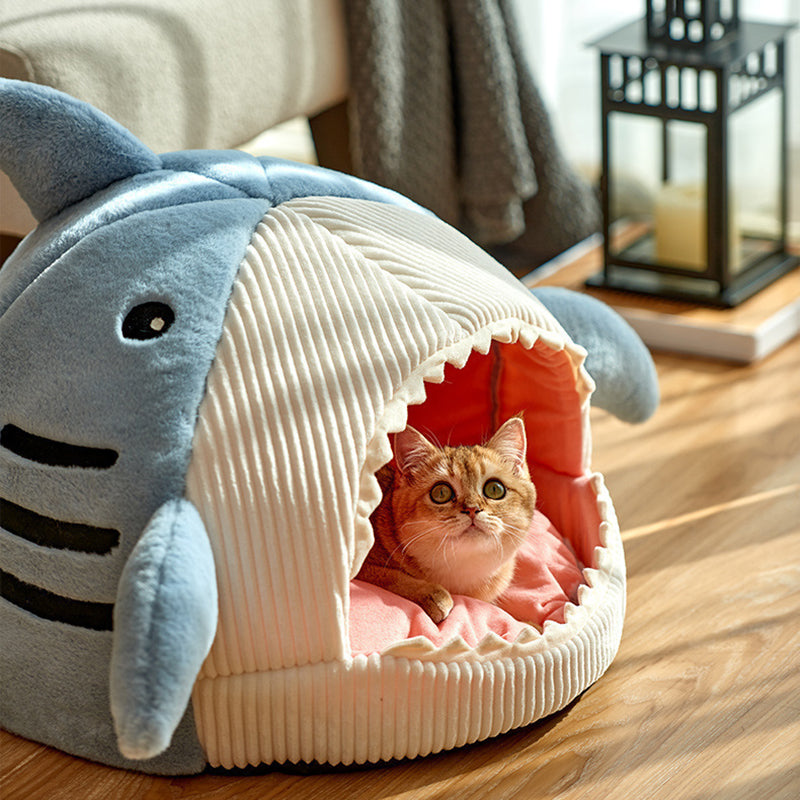 Contemporary Creative Velvet Foam Sponge Polyester Wadding Shark-Shaped Cozy Enclosed Decorative Cat Bed For Living Room