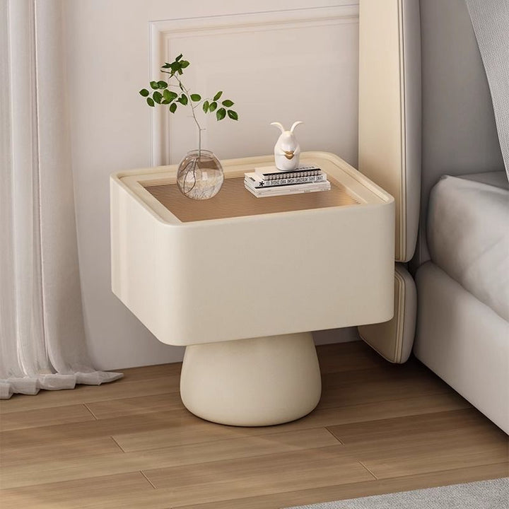 Moderner minimalistischer Nachttisch aus Massivholz, Sperrholz, Dichteplatte, Mikrofaserleder und Glas im Creme-Stil, rechteckig-zylindrisch mit 1 Schublade für das Schlafzimmer 