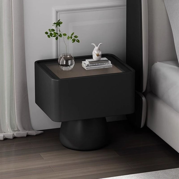Moderner minimalistischer Nachttisch aus Massivholz, Sperrholz, Dichteplatte, Mikrofaserleder und Glas im Creme-Stil, rechteckig-zylindrisch mit 1 Schublade für das Schlafzimmer 