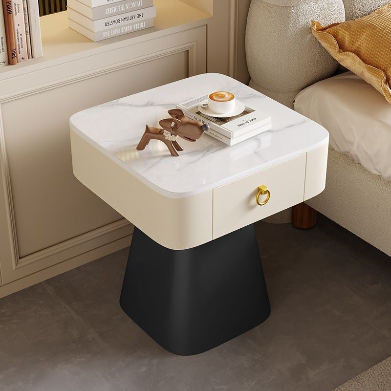 Table de nuit traditionnelle française en acier au carbone et dalle de roche avec plateau carré, base pyramidale et 1 tiroir pour chambre et salon 