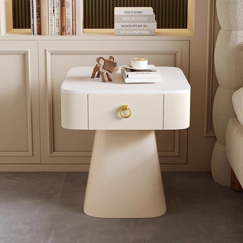 Table de nuit traditionnelle française en acier au carbone et dalle de roche avec plateau carré, base pyramidale et 1 tiroir pour chambre et salon 