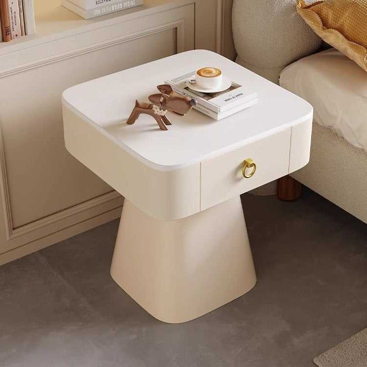 Table de nuit traditionnelle française en acier au carbone et dalle de roche avec plateau carré, base pyramidale et 1 tiroir pour chambre et salon 