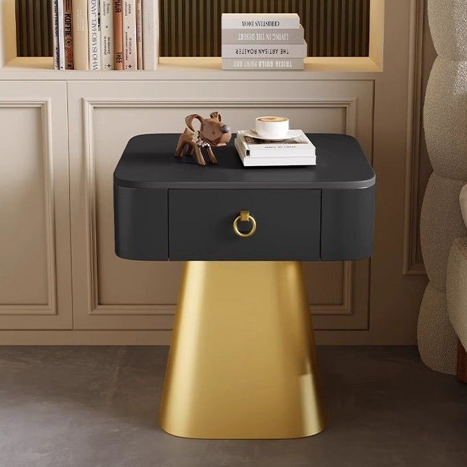 Table de nuit traditionnelle française en acier au carbone et dalle de roche avec plateau carré, base pyramidale et 1 tiroir pour chambre et salon 
