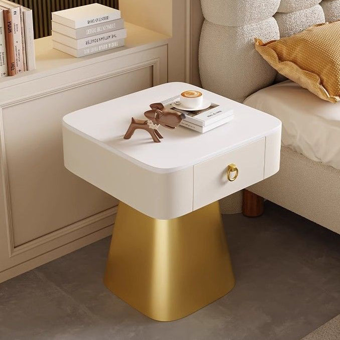 Table de nuit traditionnelle française en acier au carbone et dalle de roche avec plateau carré, base pyramidale et 1 tiroir pour chambre et salon 