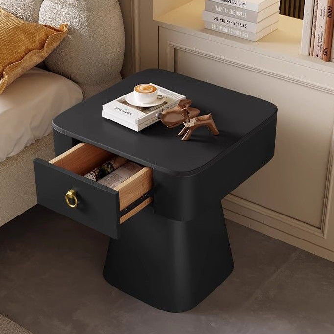 Table de nuit traditionnelle française en acier au carbone et dalle de roche avec plateau carré, base pyramidale et 1 tiroir pour chambre et salon 