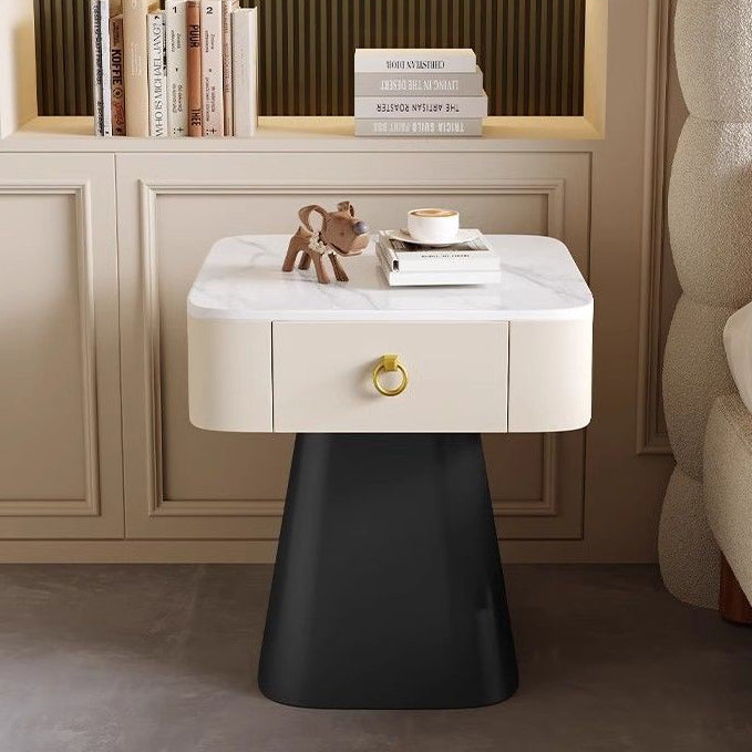 Table de nuit traditionnelle française en acier au carbone et dalle de roche avec plateau carré, base pyramidale et 1 tiroir pour chambre et salon 