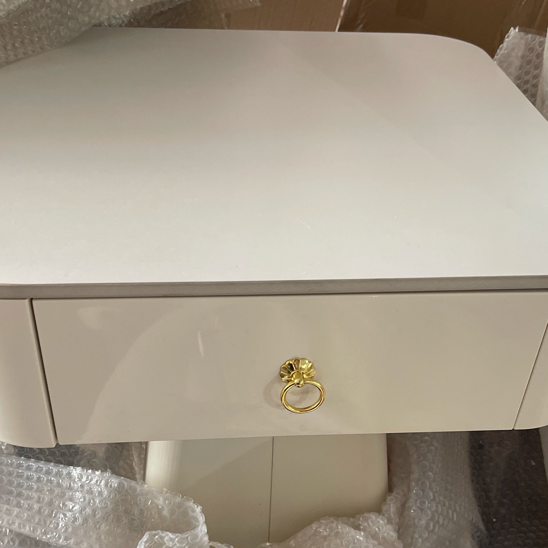 Table de nuit traditionnelle française en acier au carbone et dalle de roche avec plateau carré, base pyramidale et 1 tiroir pour chambre et salon 
