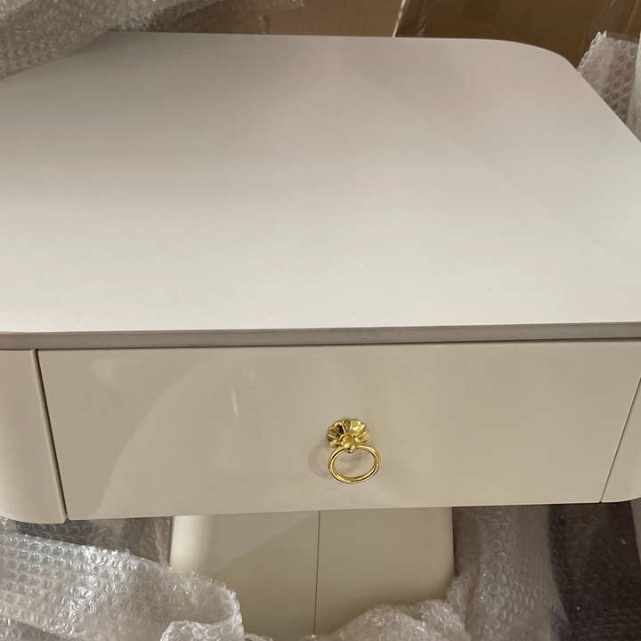 Table de nuit traditionnelle française en acier au carbone et dalle de roche avec plateau carré, base pyramidale et 1 tiroir pour chambre et salon 