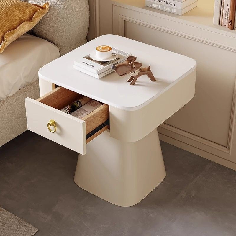 Table de nuit traditionnelle française en acier au carbone et dalle de roche avec plateau carré, base pyramidale et 1 tiroir pour chambre et salon 