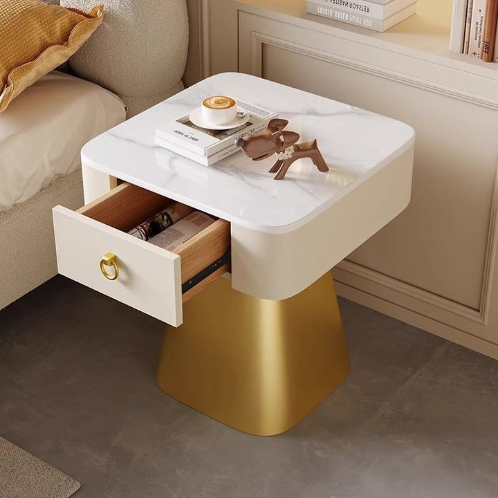 Table de nuit traditionnelle française en acier au carbone et dalle de roche avec plateau carré, base pyramidale et 1 tiroir pour chambre et salon 