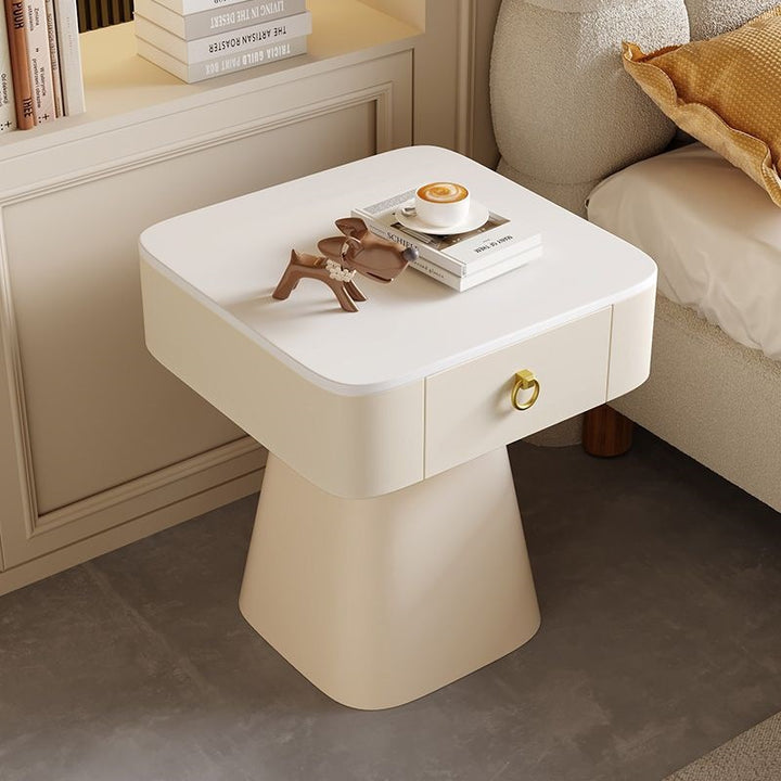 Table de nuit traditionnelle française en acier au carbone et dalle de roche avec plateau carré, base pyramidale et 1 tiroir pour chambre et salon 