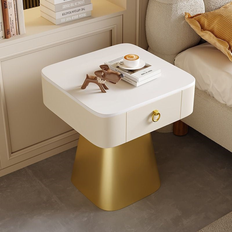 Table de nuit traditionnelle française en acier au carbone et dalle de roche avec plateau carré, base pyramidale et 1 tiroir pour chambre et salon 
