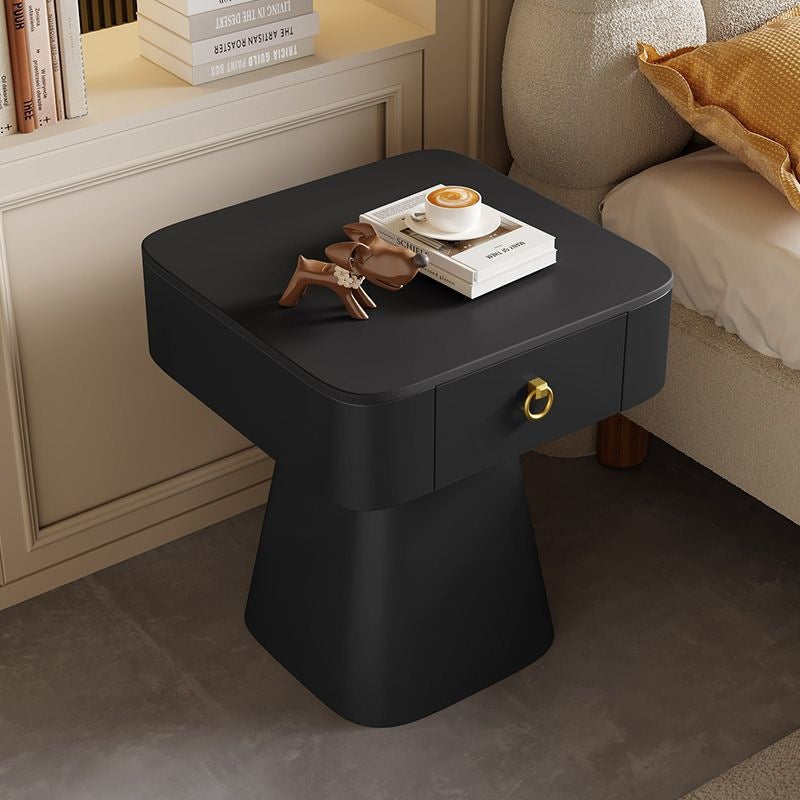 Table de nuit traditionnelle française en acier au carbone et dalle de roche avec plateau carré, base pyramidale et 1 tiroir pour chambre et salon 