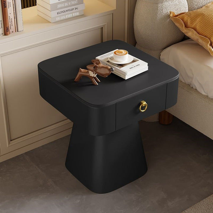 Table de nuit traditionnelle française en acier au carbone et dalle de roche avec plateau carré, base pyramidale et 1 tiroir pour chambre et salon 