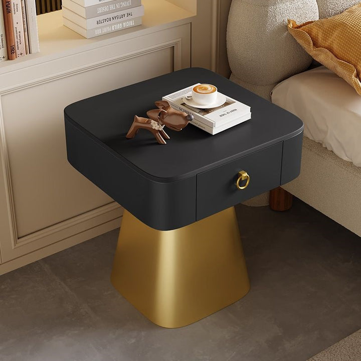 Table de nuit traditionnelle française en acier au carbone et dalle de roche avec plateau carré, base pyramidale et 1 tiroir pour chambre et salon 