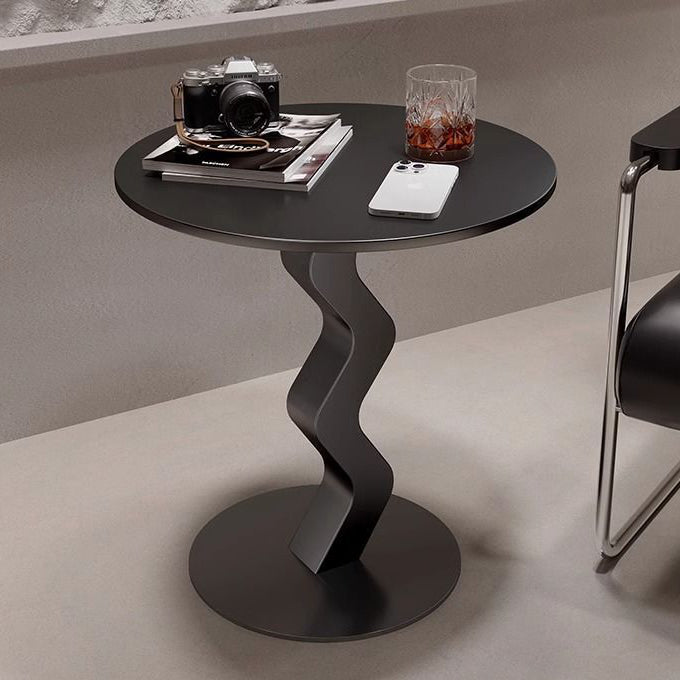 Table d'appoint moderne minimaliste en dalle de fer avec plateau rond et base ondulée, durable pour le salon et la chambre 