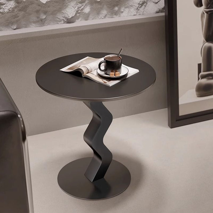 Table d'appoint moderne minimaliste en dalle de fer avec plateau rond et base ondulée, durable pour le salon et la chambre 