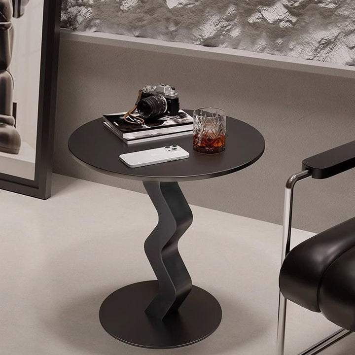 Table d'appoint moderne minimaliste en dalle de fer avec plateau rond et base ondulée, durable pour le salon et la chambre 