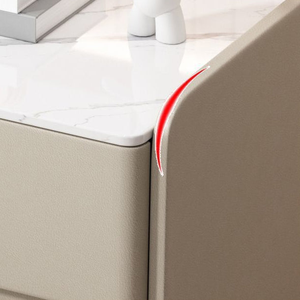 Moderner minimalistischer Nachttisch aus Steinfurnier, Holz und Mikrofaserleder mit 3 Schubladen für Schlafzimmer und Wohnzimmer 