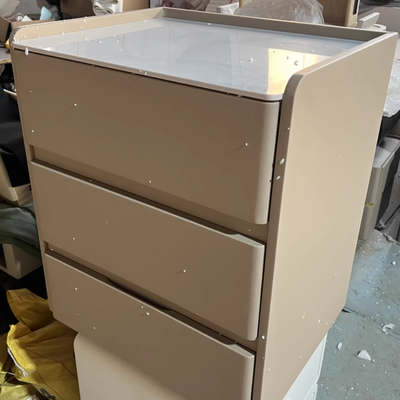 Moderner minimalistischer Nachttisch aus Steinfurnier, Holz und Mikrofaserleder mit 3 Schubladen für Schlafzimmer und Wohnzimmer 
