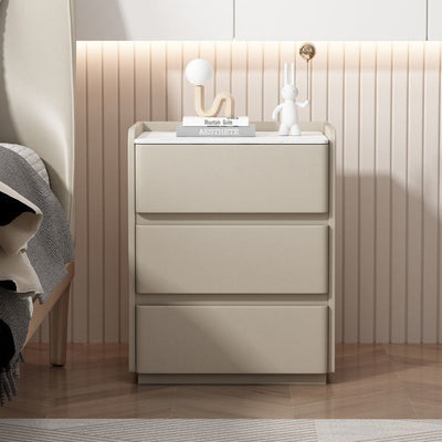 Moderner minimalistischer Nachttisch aus Steinfurnier, Holz und Mikrofaserleder mit 3 Schubladen für Schlafzimmer und Wohnzimmer 