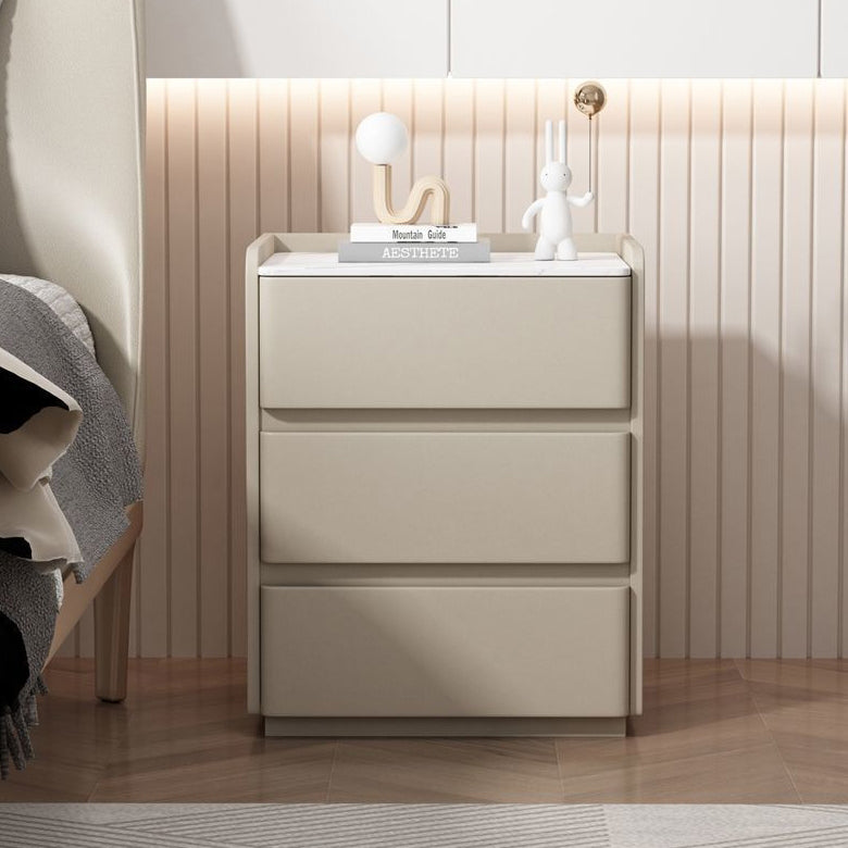 Moderner minimalistischer Nachttisch aus Steinfurnier, Holz und Mikrofaserleder mit 3 Schubladen für Schlafzimmer und Wohnzimmer 