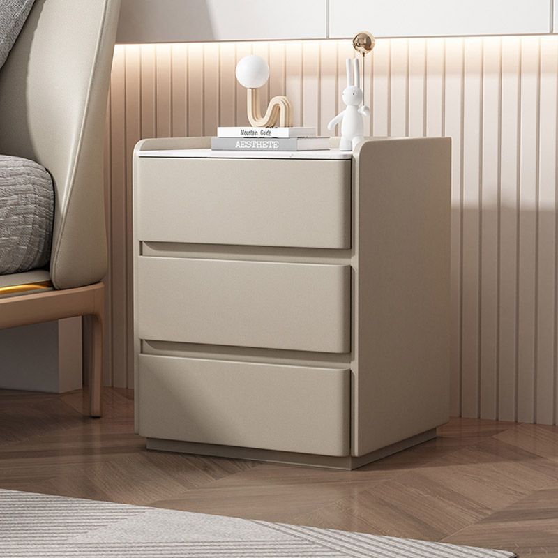 Moderner minimalistischer Nachttisch aus Steinfurnier, Holz und Mikrofaserleder mit 3 Schubladen für Schlafzimmer und Wohnzimmer 