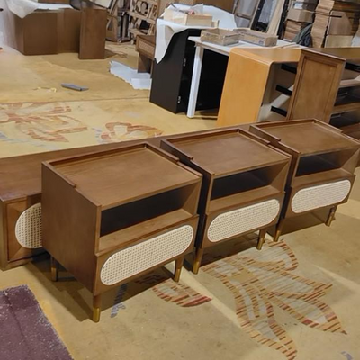 Zeitgenössischer nordischer Holz- und Rattan-Nachttisch mit 1 Schublade für Schlafzimmer und Wohnzimmer 