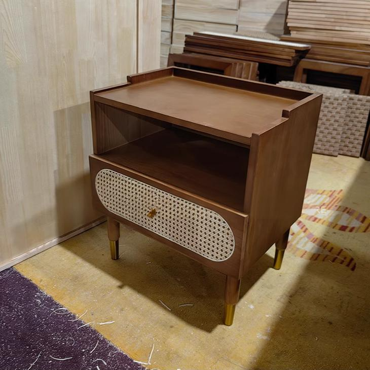 Table de chevet carré contemporain en bois et rotin nordique avec 1 tiroir pour chambre et salon 
