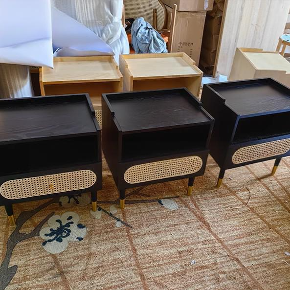 Table de chevet carré contemporain en bois et rotin nordique avec 1 tiroir pour chambre et salon 