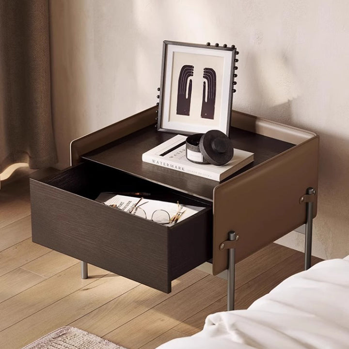 Table de nuit rectangulaire moderne minimaliste en bois, métal et cuir de selle avec 1 tiroir pour chambre et salon 