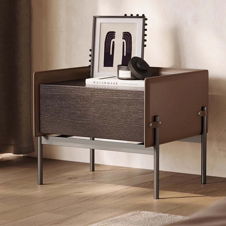 Table de nuit rectangulaire moderne minimaliste en bois, métal et cuir de selle avec 1 tiroir pour chambre et salon 