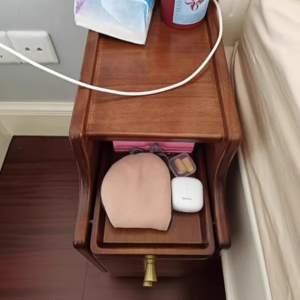 Moderner minimalistischer Nachttisch aus Massivholz-Ökoplatte in rechteckiger Form mit 2 Schubladen für Schlafzimmer und Wohnzimmer 
