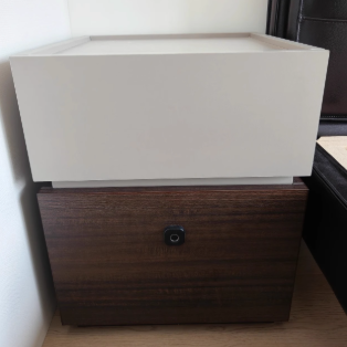 Moderna mesita de noche rectangular minimalista de roble con 2 cajones y cerradura inteligente para dormitorio y sala de estar 