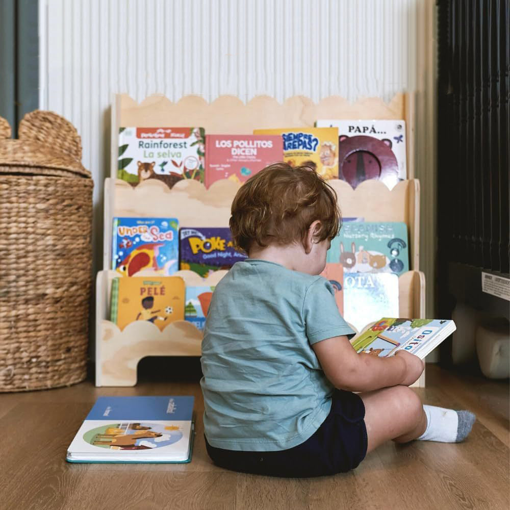 Zeitgenössisches nordisches fächerförmiges Kiefernholz- und Sperrholz-Kinderbücherregal mit 3 Ebenen für Wohnzimmer und Arbeitszimmer 