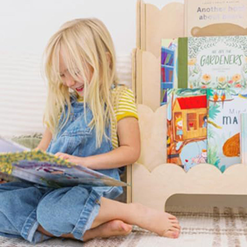 Zeitgenössisches nordisches fächerförmiges Kiefernholz- und Sperrholz-Kinderbücherregal mit 3 Ebenen für Wohnzimmer und Arbeitszimmer 