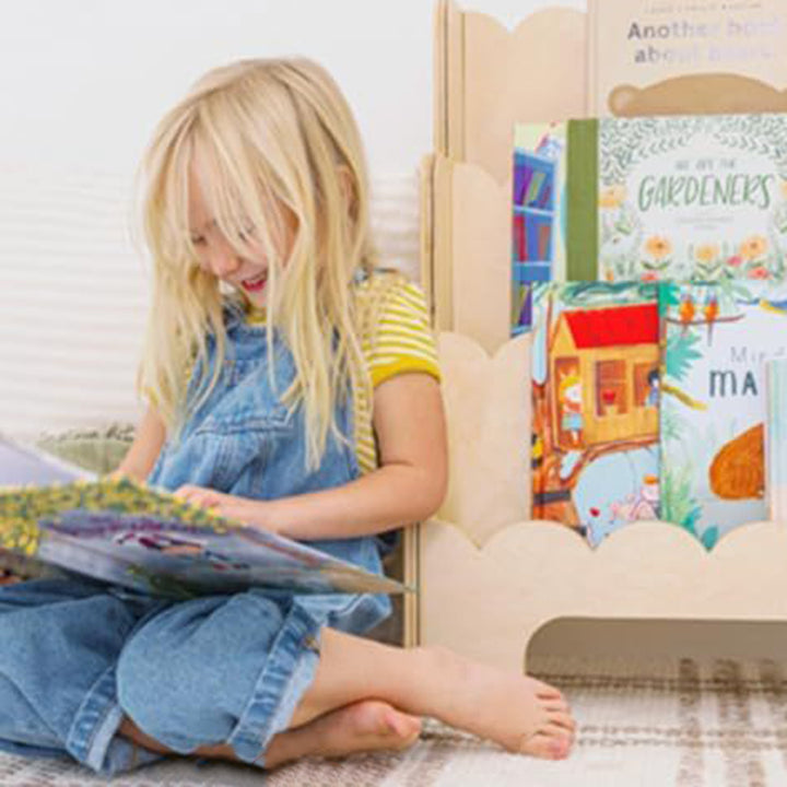Zeitgenössisches nordisches fächerförmiges Kiefernholz- und Sperrholz-Kinderbücherregal mit 3 Ebenen für Wohnzimmer und Arbeitszimmer 