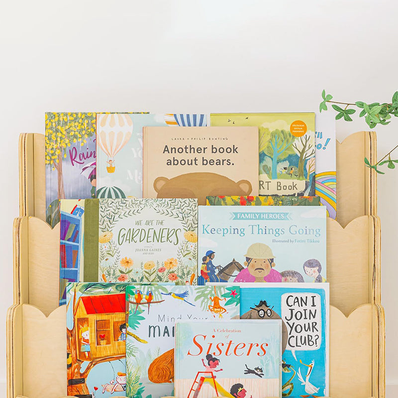 Zeitgenössisches nordisches fächerförmiges Kiefernholz- und Sperrholz-Kinderbücherregal mit 3 Ebenen für Wohnzimmer und Arbeitszimmer 