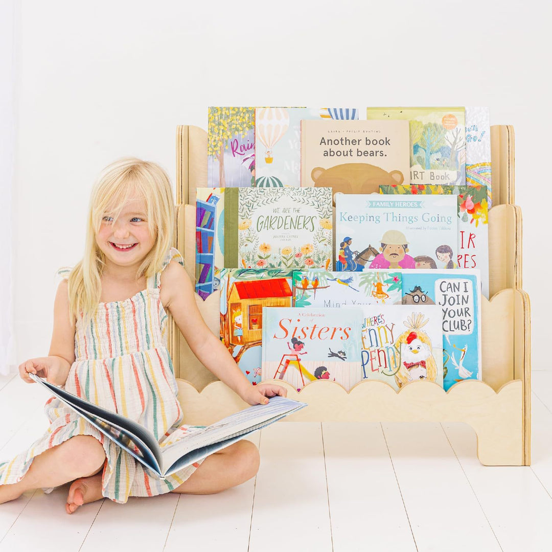 Zeitgenössisches nordisches fächerförmiges Kiefernholz- und Sperrholz-Kinderbücherregal mit 3 Ebenen für Wohnzimmer und Arbeitszimmer 