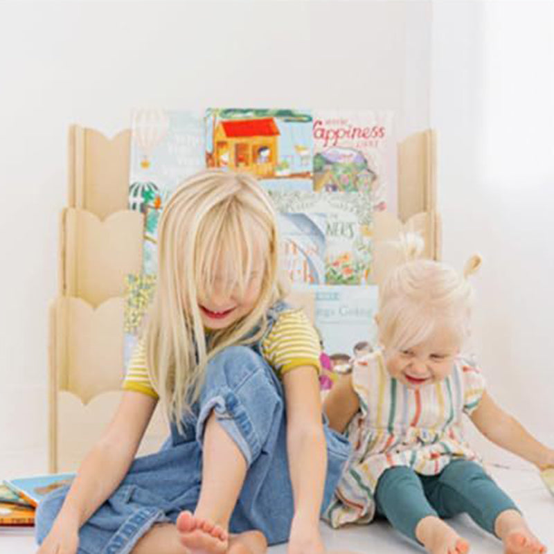 Zeitgenössisches nordisches fächerförmiges Kiefernholz- und Sperrholz-Kinderbücherregal mit 3 Ebenen für Wohnzimmer und Arbeitszimmer 