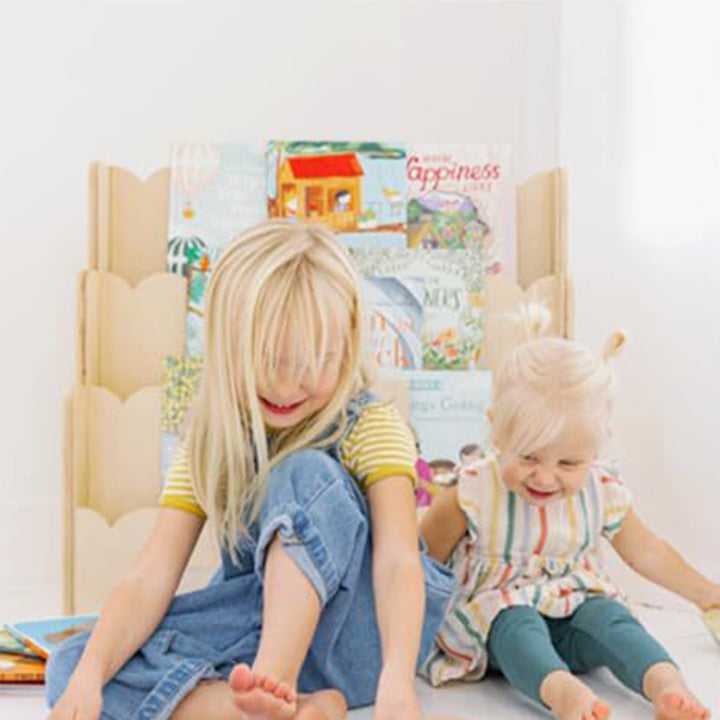 Zeitgenössisches nordisches fächerförmiges Kiefernholz- und Sperrholz-Kinderbücherregal mit 3 Ebenen für Wohnzimmer und Arbeitszimmer 