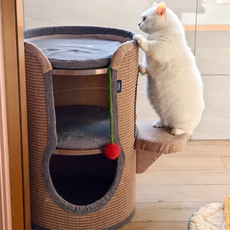 Tour pour chat contemporaine bohème en panneau de particules cylindrique, tube en carton, tissu en coton et lin, corde en sisal, à 2 ouvertures pour salon 
