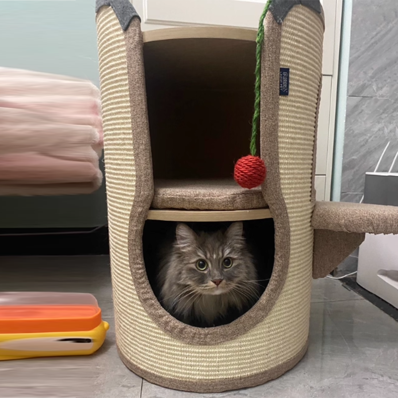 Tour pour chat contemporaine bohème en panneau de particules cylindrique, tube en carton, tissu en coton et lin, corde en sisal, à 2 ouvertures pour salon 
