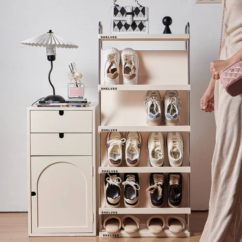 Moderner minimalistischer schlanker rechteckiger Schuhregal aus Kunststoff und Edelstahl mit geneigtem Design, 4/5/6-stufig für den Flur 