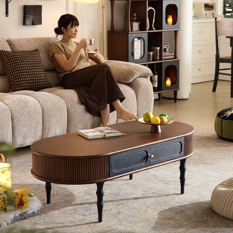 Traditioneller ovaler Couchtisch im Retro-Stil aus roter Eiche und Spe – BulbSquare