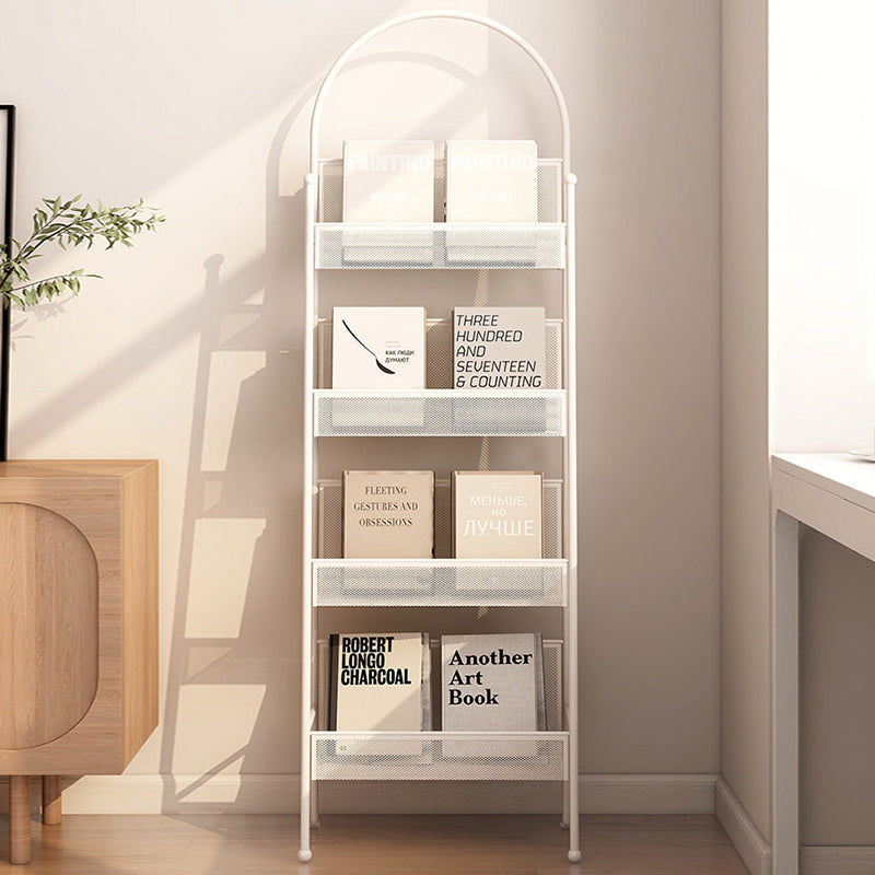 Zeitgenössisches industrielles Kohlenstoffstahl hohles gewölbtes freistehendes Bücherregal mit 4 Ebenen für das Studium 